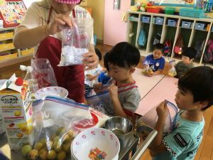 給食の先生と味付けをしている様子